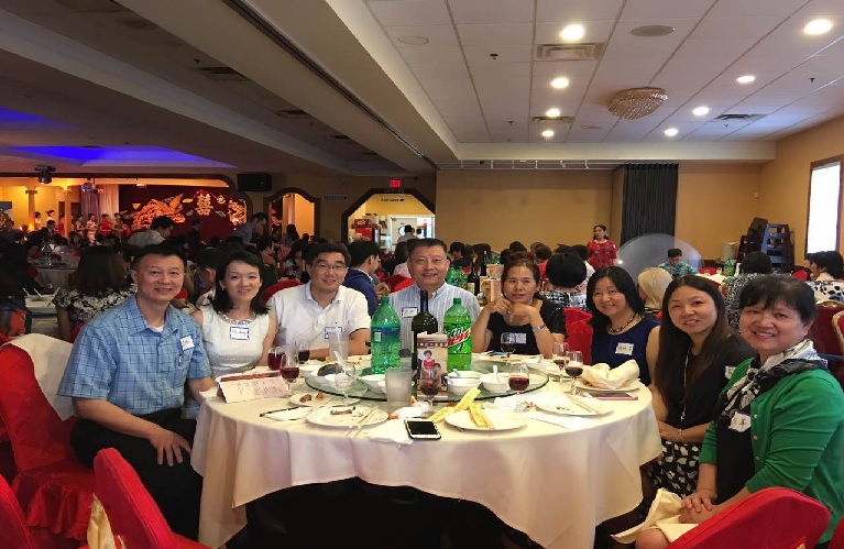 巾帼不让须眉 千万经纪莉莉姐献爱心在慈善晚会拔得头彩 （2017年4月29日）